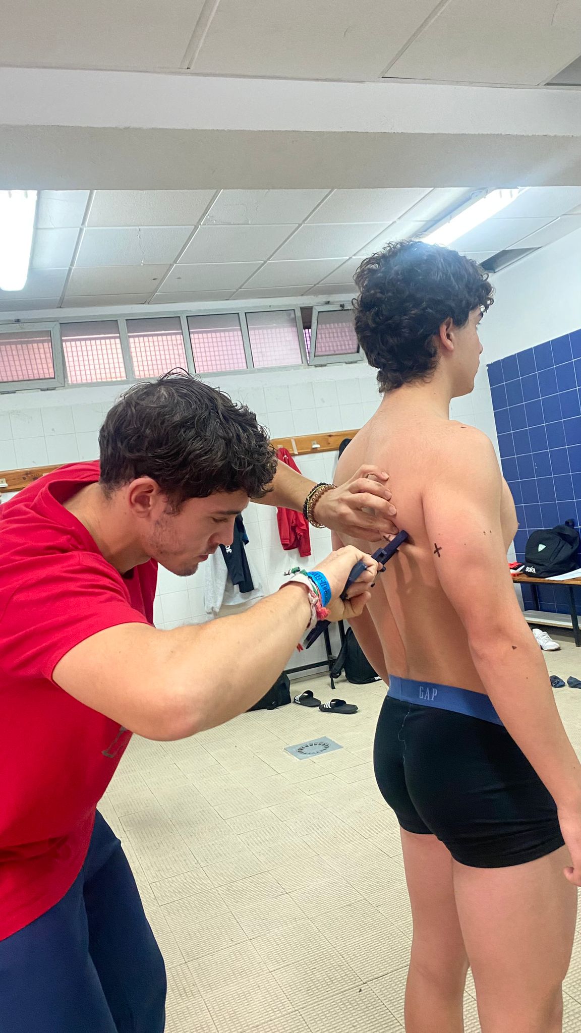 tomando medidas a deportista